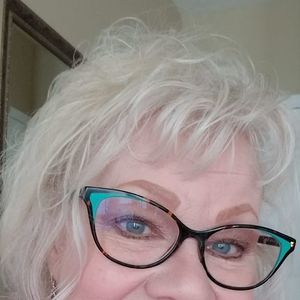 Meet your Posher, Holly